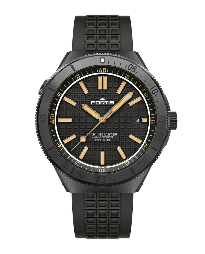 The two new models, the Gravity Black with a monochrome aesthetic and the Black Resin with its warm golden accents, combine a highly technical surface treatment with the professional specifications that have defined the Marinemaster for decades.