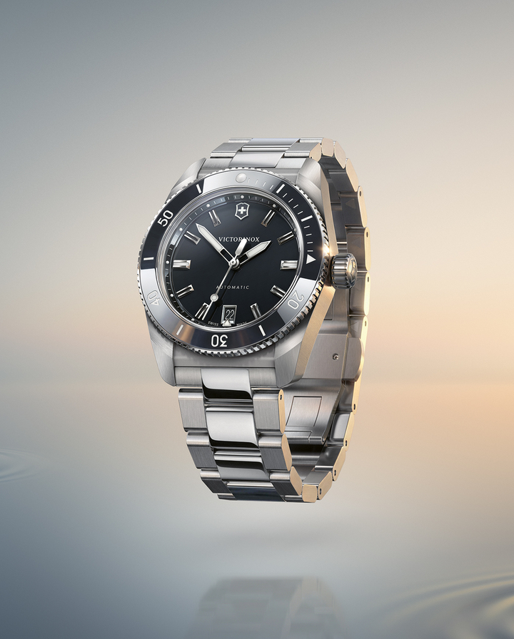 Polished and sandblasted indexes bring definition to the Maverick's metallic dial. Luminescent details and a bidirectional bezel preserve its functional character within the redesigned 39mm steel case.