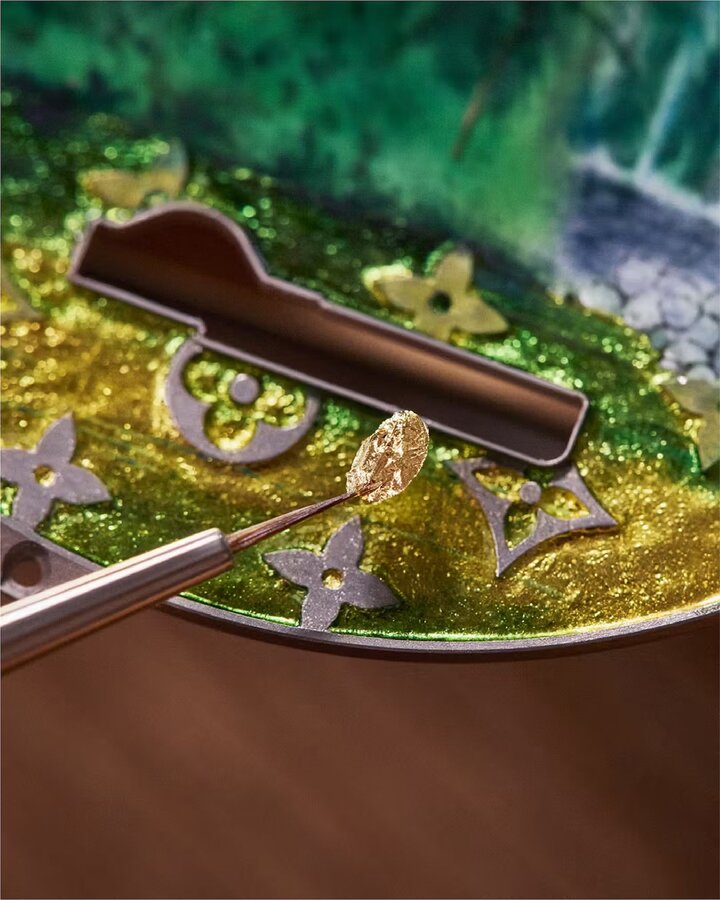 Louis Vuitton's Escale en Amazonie watch (2024). Here, miniature painter Debora Martinez delivers one of her finest enamel “paintings”, composed of multiple layers of Grand Feu enamel. The gradations of green, blue and yellow blend with remarkable harmony. Delicate gold paillons further enhance this lush Amazonian landscape, rendered in the vibrant colours of Brazil.