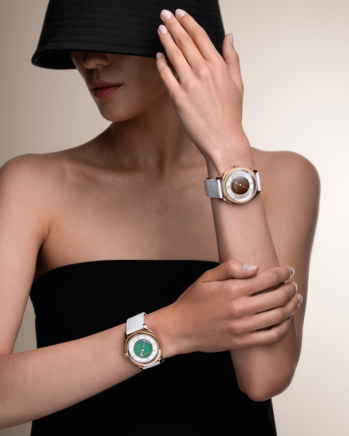  A personal expression of time. With A Two Beats Choice, Akhor offers the possibility to create without imposing. To compose without constraining. The Maison extends the philosophy of Le Temps en Équilibre: a dial structured around two discs, where one animates the other through a play of balances in constant evolution. 