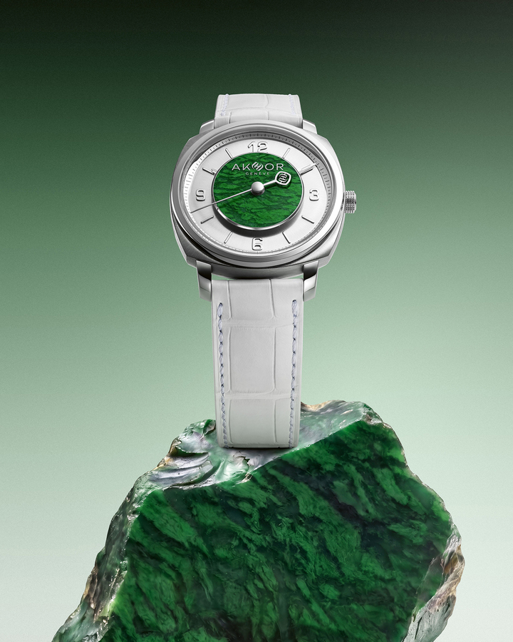 Dark mineral veins interrupt the vivid green of Maw Sit Sit, tracing a different pattern on every dial. Suspended above a white lower disc, the hand-polished stone becomes the focal point of Akhor's Le Temps en Équilibre.