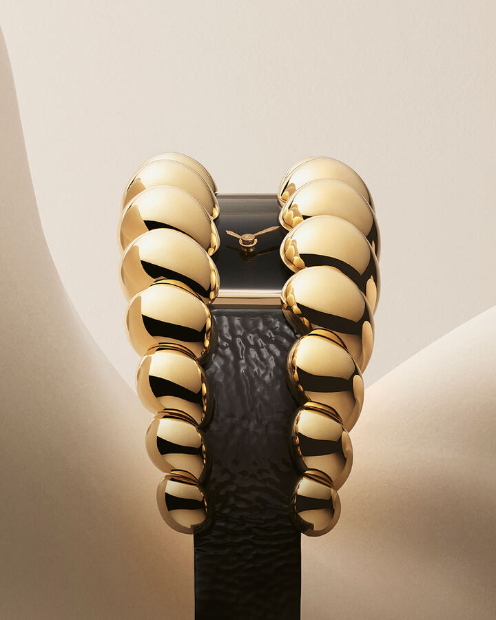 In an alchemy that is uniquely Cartier, gold, diamonds and gemstones metamorphose into the Tressage, continuing a trail blazed by the Maillon, Coussin and Reflection watches with its sculptural forms and contrasting textures.