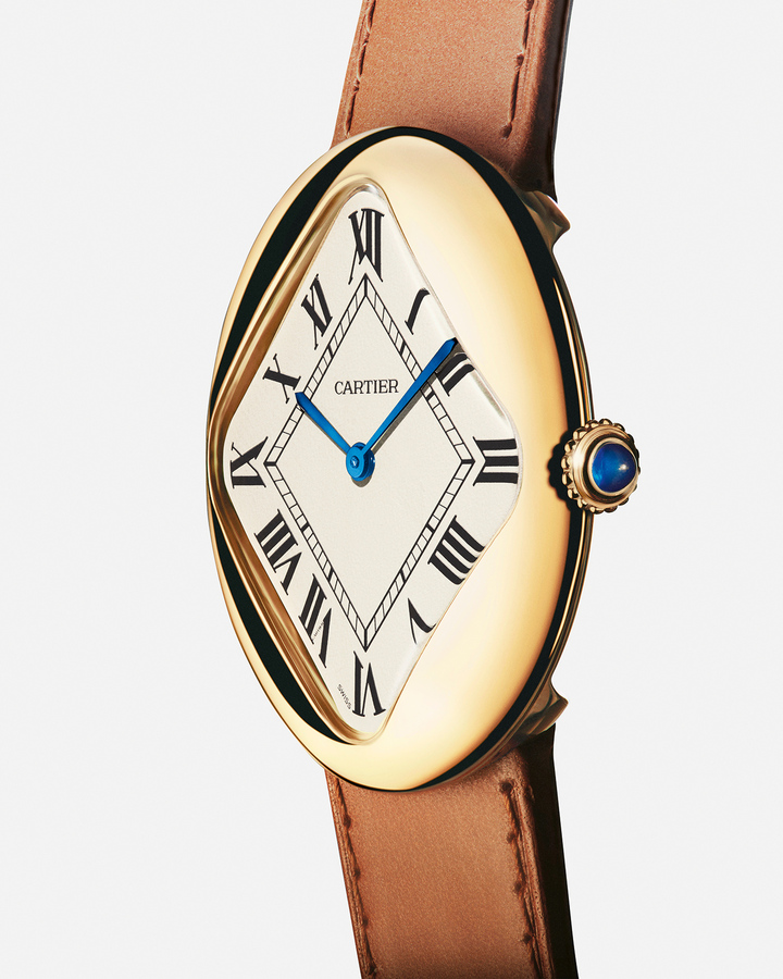 From its 18-carat gold case to its Roman numerals, eggshell-coloured dial, blued sword-shaped hands and secret signature, all the codes confirm that this new edition is part of Cartier's watchmaking tradition. 