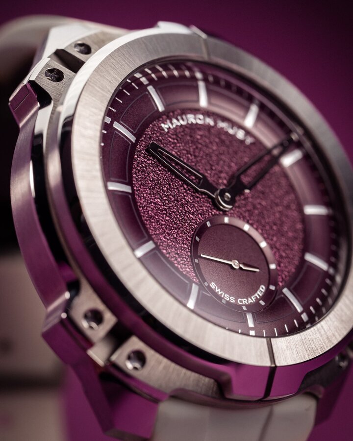 The MU06 UniX features more compact proportions with its 41 mm case. It is powered by the MM02 calibre, Mauron Musy's first in-house micro-rotor movement. Its dial is composed of a double layer of aventurine and mother-of-pearl.