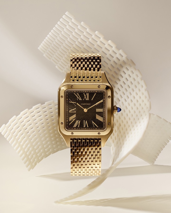 Faithful to the pioneering spirit of the original model created in 1904 for the aviator Alberto Santos-Dumont, the new large Santos-Dumont by Cartier (43.5 x 31.4 mm), powered by the hand-wound Manufacture 430 MC mechanical movement, retains the same signature codes: Roman numerals, visible screws, a beaded crown and blue cabochon.