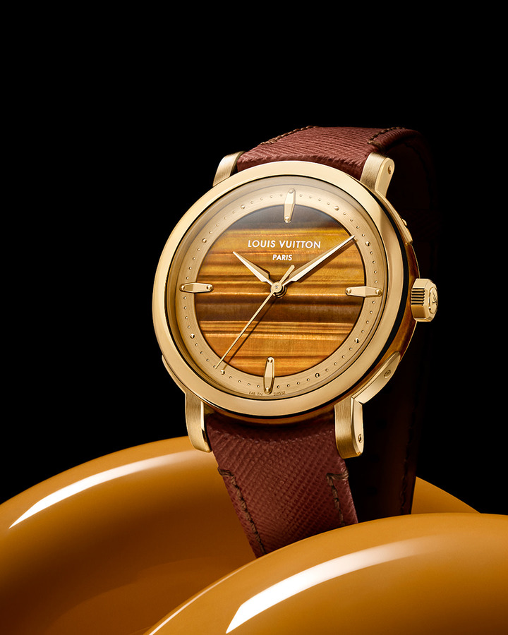 Following the launch in 2025 of two platinum models adorned with turquoise and malachite, the Escale is now offered in a 40 mm version limited to 30 pieces, featuring a tiger's eye ring carved from a single homogeneous block, encircling a dial crafted from the same ornamental stone.