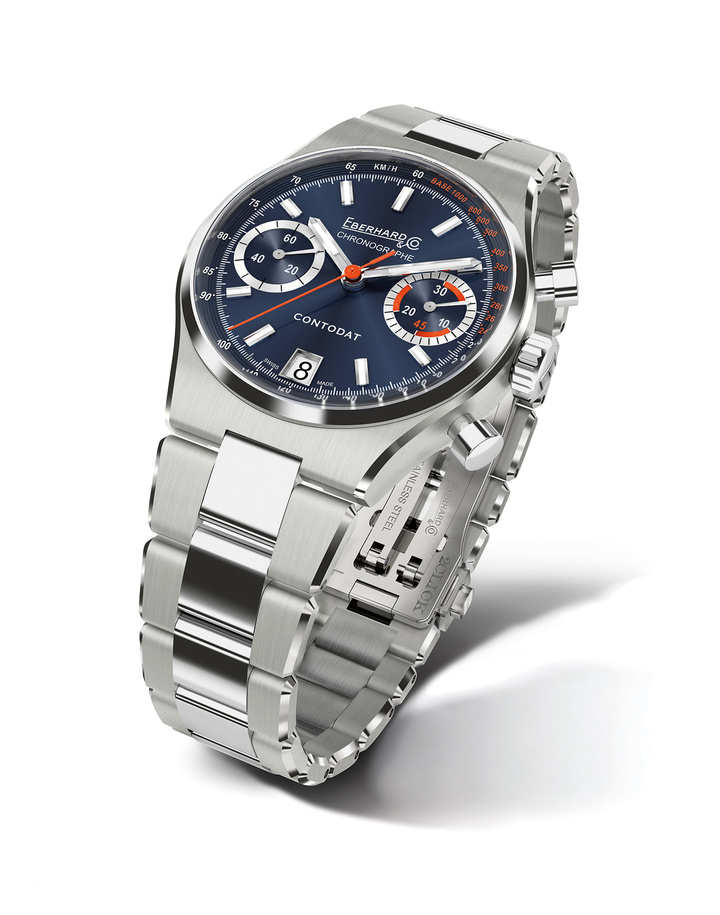 In both automatic and chronograph versions, the watch is exclusively offered with a new integrated steel bracelet, designed to ensure perfect aesthetic and functional continuity with the case.