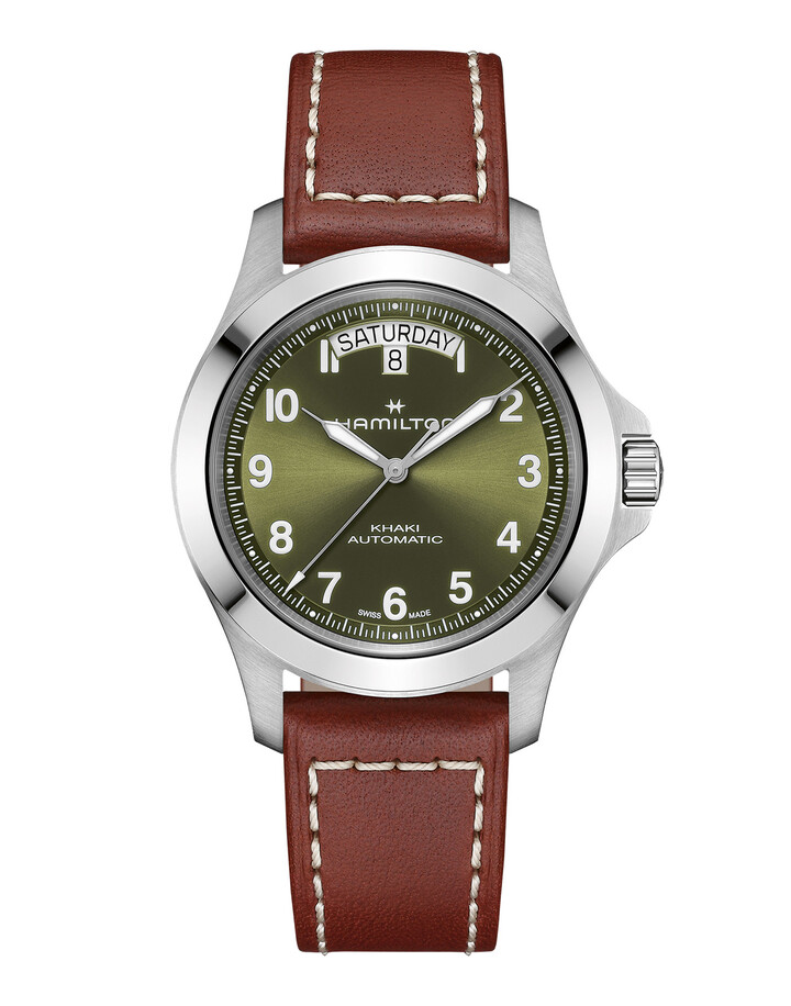 The removal of the 24-hour scale opens the dial, allowing the Arabic numerals, minute track and signature day-date display at 12 o'clock to take centre stage. Set in contrasting tones, the day-date window reinforces clarity while giving the King its distinctive presence.