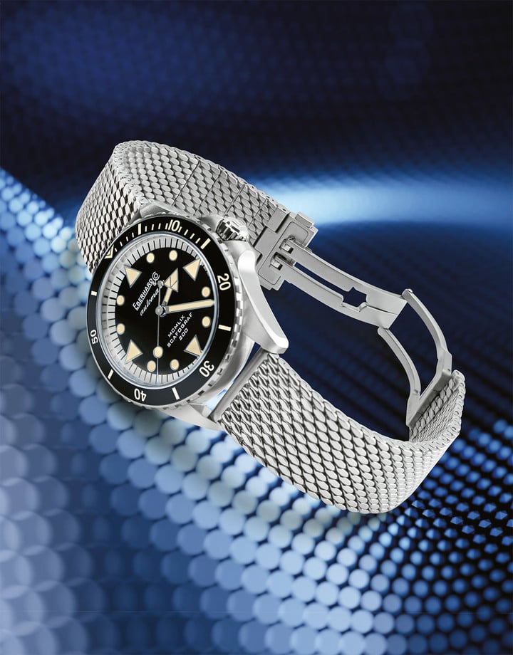 The watch is available in four versions: black dial with silver-toned minute track featuring circular satin finishing and black ceramic bezel; black dégradé dial, also paired with a black bezel; blue dial with silver-toned minute track featuring circular satin finishing and blue ceramic bezel; and blue dégradé dial, combined with a blue bezel. On the screw-down caseback, a finely engraved starfish recalls the historic emblem of the Scafograf collection.
