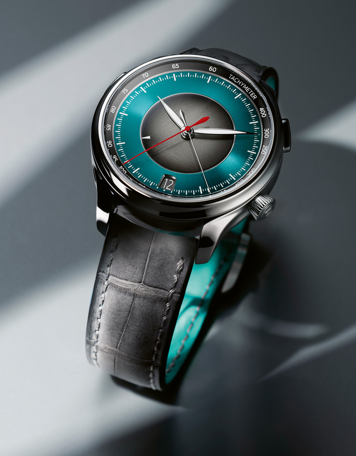 More than a traditional chronograph, the Endeavour Flyback Chronograph Dual Time Date evokes a precision instrument reinterpreted through the minimalist vision of H. Moser & Cie. The alligator strap with nubuck finish underscores the discreet sophistication of this creation.