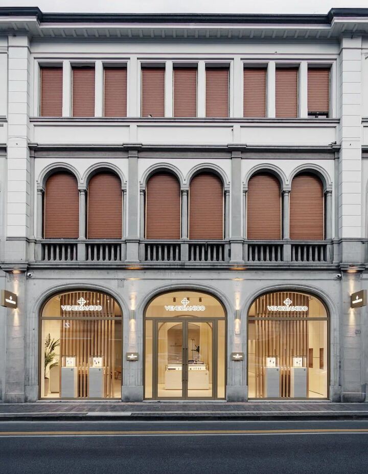 The Venezianico workshop and boutique is housed in a restored palace, the Palazzo Baradel, in San Donà di Piave (30 km from Venice), the birthplace of the Morelli brothers. 