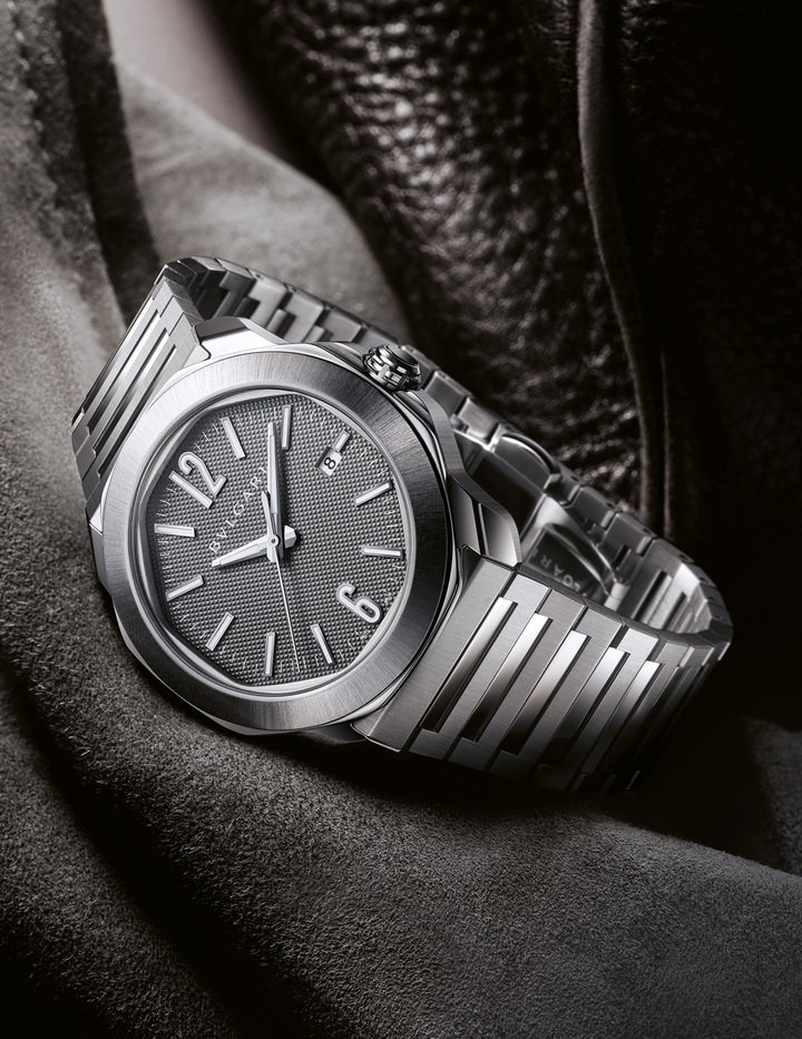 The 41 mm automatic version of the new Octo Roma, with three hands and date, is powered by the Manufacture Calibre BVL 191, with 42 hours of power reserve.