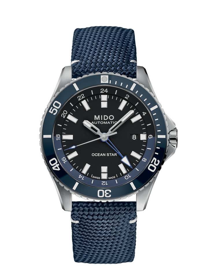 A new version of the Ocean Star features a GMT function. The time zones are engraved on the back of this timepiece, equipped with the Calibre 80, with a power reserve of up to 80 hours.