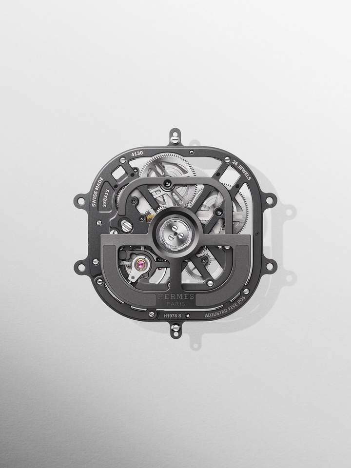 Automatic self-winding Hermès H1978S movement, developed in collaboration with Vaucher Manufacture Fleurier: 27 mm in diameter, 4.165 mm thick, 168 components, 26 jewels, 28,800 vibrations per hour (4 Hz). Power reserve of approximately 60 hours.