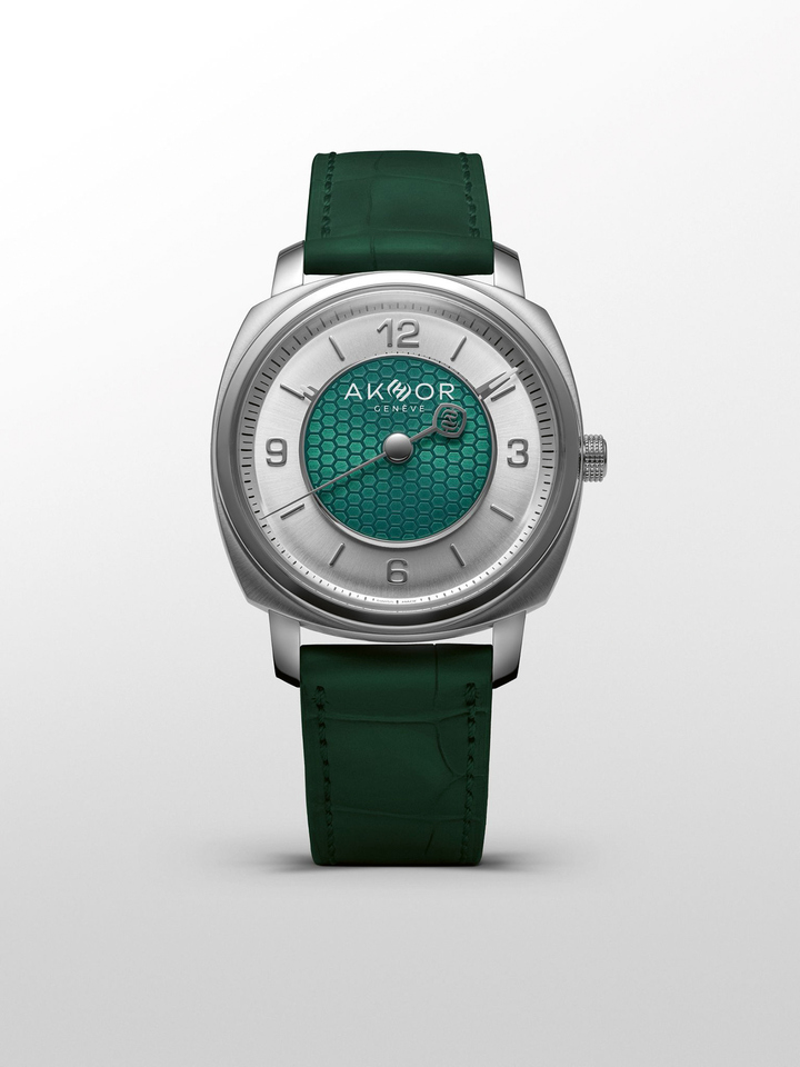 Offered in three emblematic executions — steel, gold and a diamond-set edition — this debut collection revisits the timeless elegance of the 1960s through a contemporary lens. The suspended dial architecture is presented in two textures — sunburst or honeycomb — and a palette of nuanced tones, including white, black, blue, green and brown.