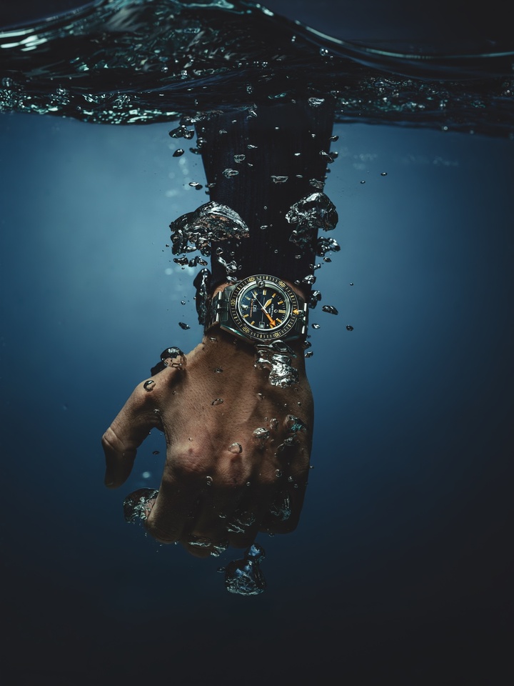 With the DS Super PH2000M, Certina introduces its first PH model capable of reaching a depth of 2,000 metres. A new benchmark for the brand's diving collection, it features a grade 2 titanium case, a helium escape valve and the Powermatic 80 movement.