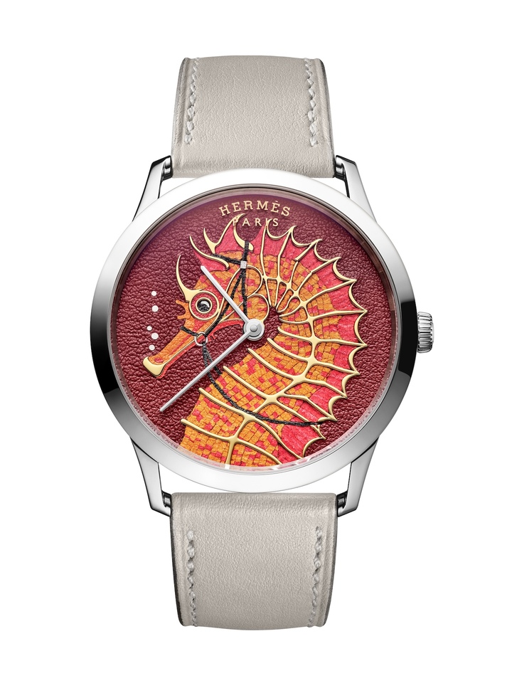 LThe Slim d'Hermès Hippocampe (2025) was released in two distinct executions, each as a numbered limited edition of 24 pieces. In this interpretation, leather marquetry and leather mosaic enter into dialogue with engraving. The animal's skeletal structure is accentuated by a sculpted metal applique, while, in a technique reminiscent of champlevé enamelling, the leather tesserae are set around and between the delicate metal outlines.