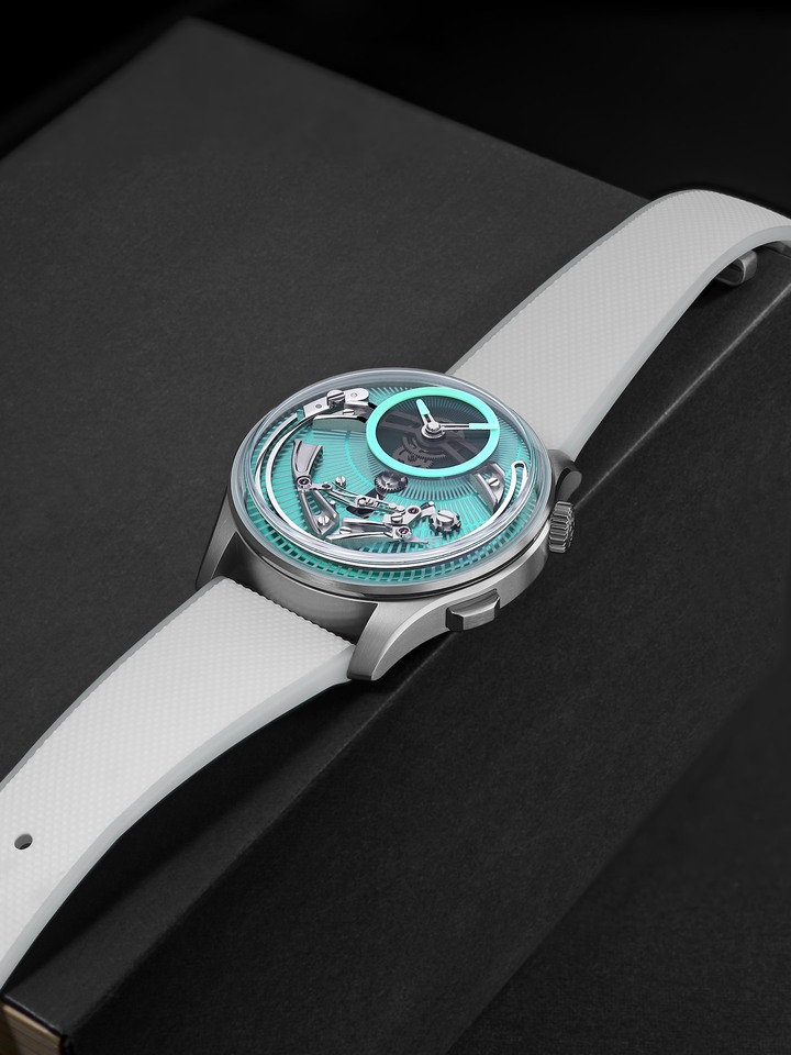 Christopher Ward has just unveiled the C1 Bel Canto Lumière, a watch that combines the brand's famous audible complication with its most advanced research to date in the field of light and luminescence.