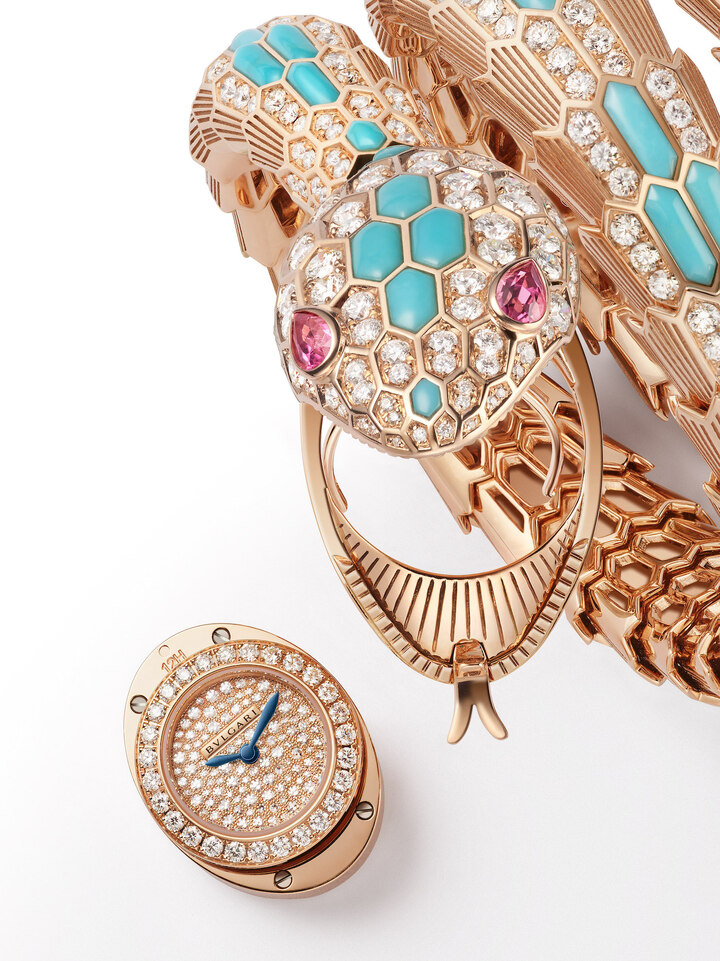 The calibre and watch head are now made completely independently, resulting in a better distribution of expertise between Bulgari's Italian and Swiss workshops. 