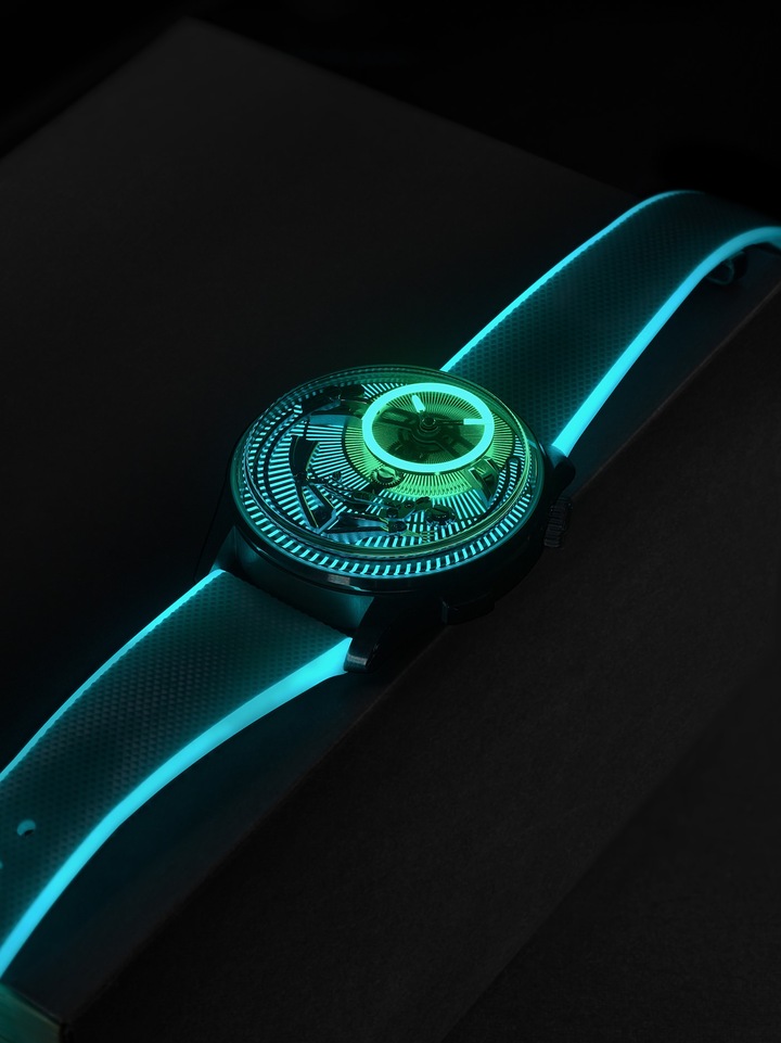 The smoky fumé sapphire dial is topped with a blue Globolight® ring and linear-brushed hands, manually set with diamond-polished facets and blue Globolight® tips. The result is a striking visual display that transforms completely at nightfall, when the ring and the tips of the hands emit an intense green glow.