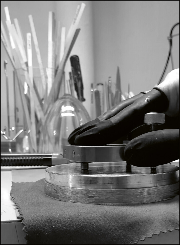 Circular-brushing wheels and black polishing require the expert precision of the artisan.